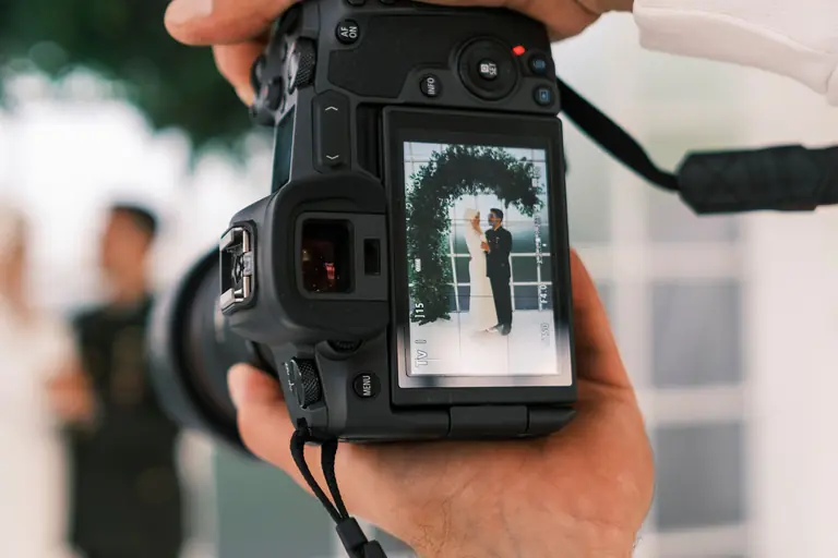 Hochzeitsfotografie mit einem Brautpaar im Kameradisplay